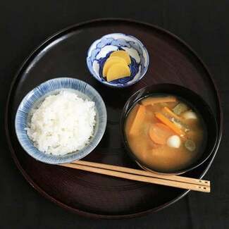 〈きょうの料理土井善晴出演〉「“盛った”料理=愛情」は勘違い 「一汁一菜」が支持される理由