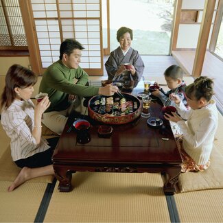 【厳選】久しぶりに再会した老親、宿題を抱えた子ども、休まらない私… 夏休みの「難題」に向き合う記事5選