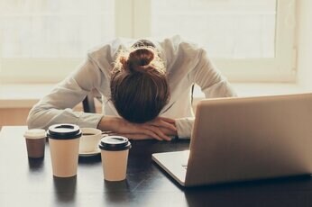 ダブルワークは4割が「せざるを得ない」シビアな現実 副業先で「経験不足の若者」に疲弊し悪循環も