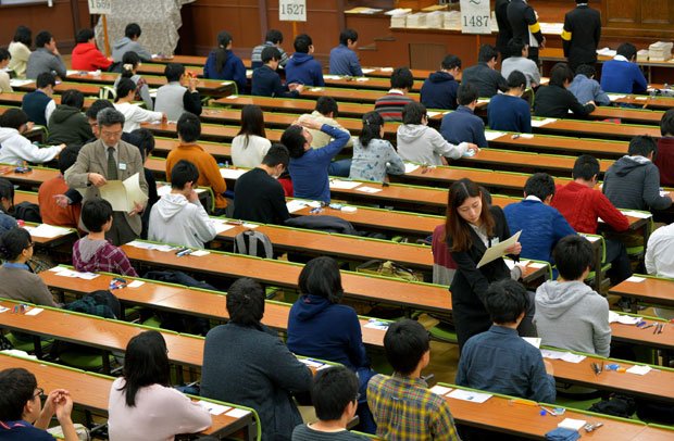 昨年の大学入試センター試験　（ｃ）朝日新聞社