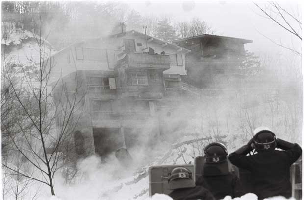 １９７２年２月、連合赤軍と警察の攻防がテレビ中継された「あさま山荘事件」　（ｃ）朝日新聞社