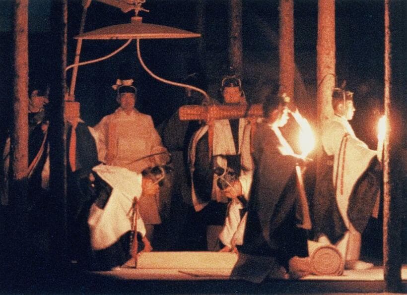 １９９０年の大嘗祭で悠紀殿に向かう天皇陛下（当時）（ｃ）朝日新聞社