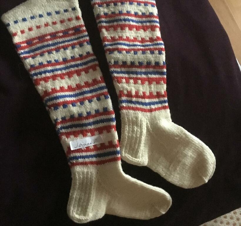 露店でおばあちゃんが売っていた手編みソックス。スパッツの足元にこういうのを履くのがまた可愛い（写真：本人提供）