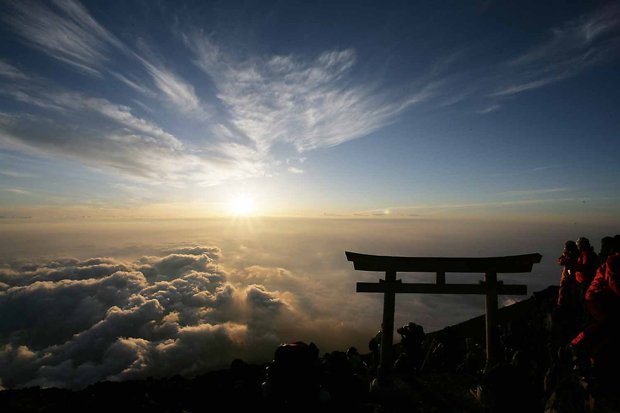 鳥居を挟んで富士山山頂から日の出を望む
