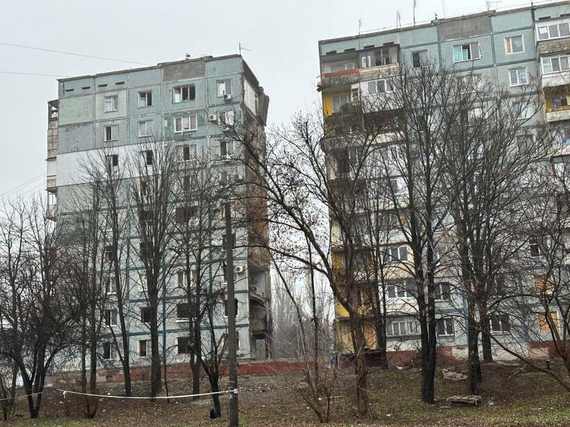 ロシアのミサイル攻撃を受けたアパート＝ザポリージャ市で、岡野直撮影