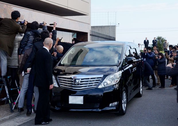 乗用車が突っ込んだ大阪市内の組事務所。一触即発の状態が続く　（c）朝日新聞社