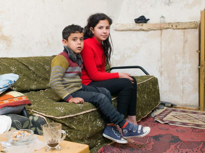 ヘブロンで。狭い部屋にパレスチナ人家族5人が暮らす。イスラエル軍から立ち退きを要求されているが父親は心臓病で寝たきりだ