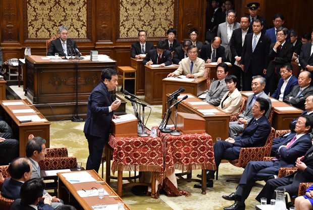 今国会初の党首討論で安倍晋三首相（中央右）に質問する立憲民主党の枝野幸男代表（中央左）＝２０１８年５月３０日午後３時１４分、国会内　（ｃ）朝日新聞社