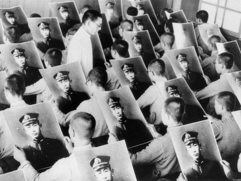 1942年8月1日、「軍神」の遺影を見つめる中学校の生徒たち　（ｃ）朝日新聞社