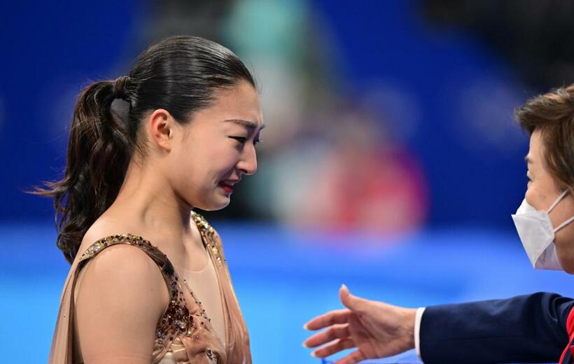 女子SPの演技を終え、涙ぐむ坂本花織