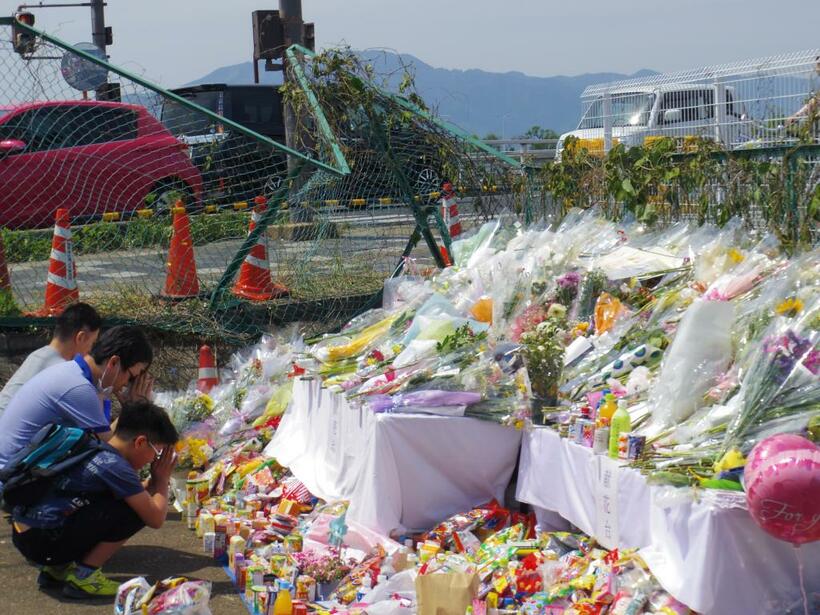 事故現場では多くの花がたむけられていた（２０１９年５月、撮影・粟野仁雄）
