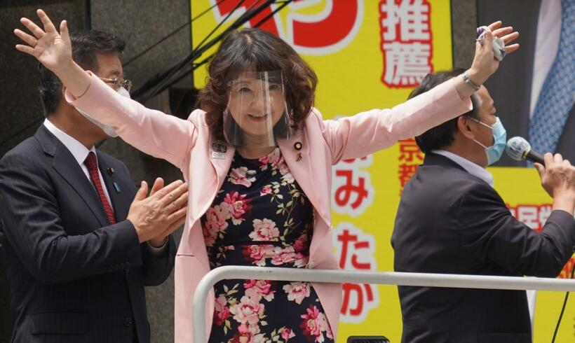 フェイスシールドをした片山さつき議員（撮影・上田耕司）