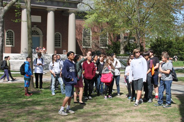 ハーバード大学のキャンパスで、在校生が行う学内ツアーに参加する１０代の受験生予備軍（撮影／津山恵子）