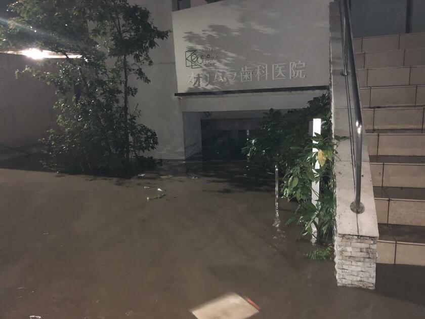 多摩川の氾濫で冠水した世田谷区の歯科医院。台風19号の豪雨により、東日本各地で河川の氾濫や堤防の決壊が同時多発的に起きた（写真：オカムラ歯科医院提供）