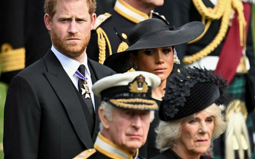 エリザベス女王の国葬に参列するハリー王子とメーガン妃。手前はチャールズ３世とカミラ王妃（ロイター／アフロ）