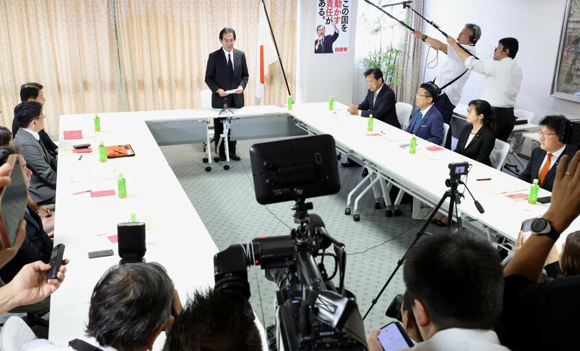 総裁選挙管理委員会の初会合で話をする逢沢委員長(8月19日)