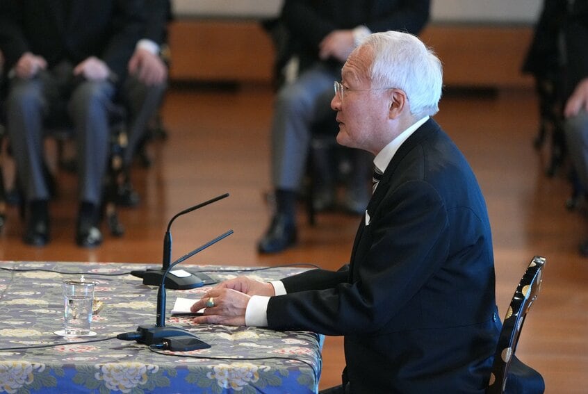 講書始の儀で講義する矢野誠・京都大名誉教授=2025年1月10日午前10時54分、皇居・宮殿「松の間」