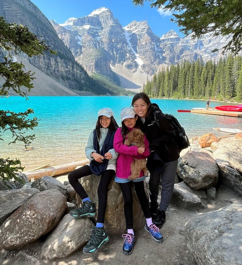 世界で最も美しい湖とされるモレーン湖。カナダに赴任していたときに娘2人と訪れた(写真:本人提供)