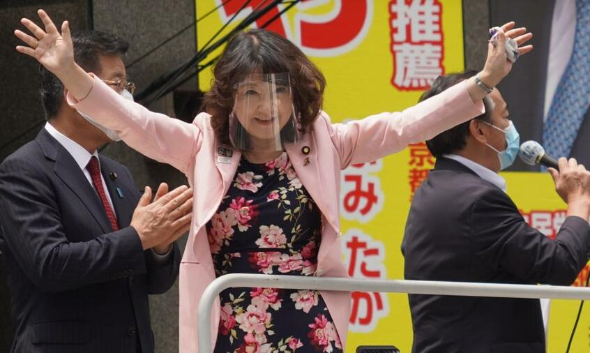 フェイスシールドをした片山さつき議員(撮影・上田耕司)