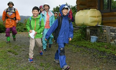 〈皇族方の「成長」〉悠仁さま　宝石箱のような学校の思い出　「抜けた前歯」でニコッ！　スタイリッシュだった雨がっぱ