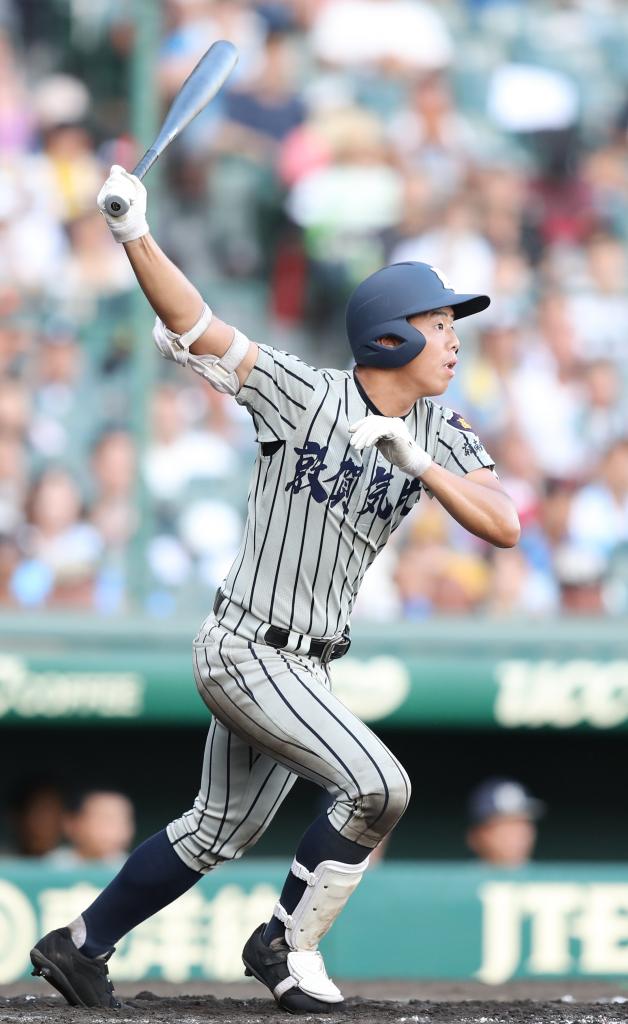 五回表1死二塁、敦賀気比の杉田が右中間適時三塁打を放つ(C)朝日新聞社