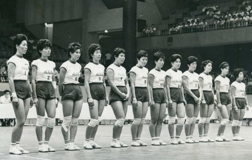 東京オリンピックで 金メダルを獲得した女子バレーボールの日本代表。右から藤本、奥長、半田、谷田、松村（好）、渋木、篠崎、松村（勝）、佐々木、磯部、宮本、河西＝１９６４年　（ｃ）朝日新聞社
