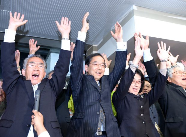 福島市長選で圧勝した新顔の小林香氏（中央）。現職への批判票の受け皿になった。市民からは安倍政権に対する批判の声も聞かれた　（c）朝日新聞社　＠＠写禁