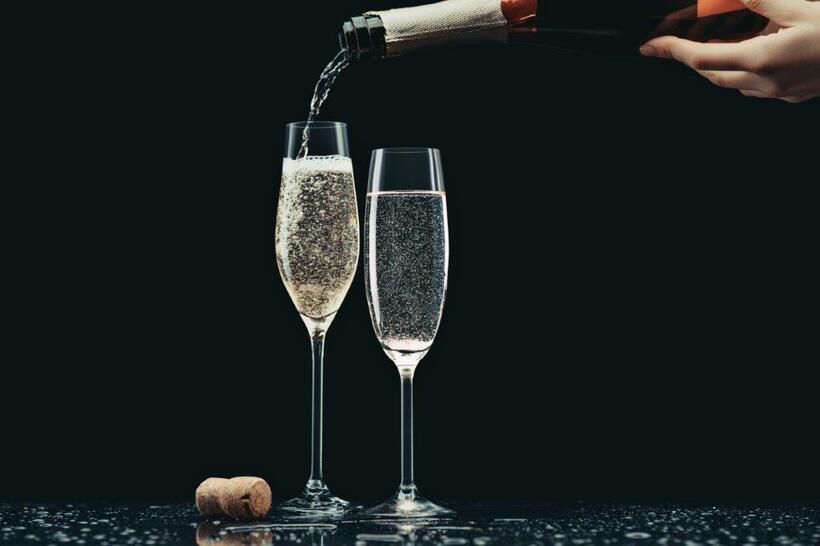 現在、シャンパンはフルート型と呼ばれる細長いグラスでいただくことが多い。泡の立ち上がりが観察しやすく、細かい泡がまっすぐに上がっていくのが質が高いシャンパンといわれる（写真：getty images）