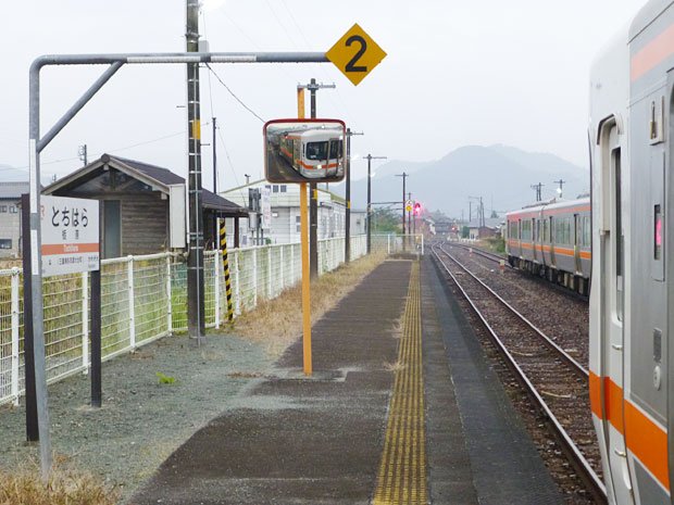 紀勢本線栃原（とちはら）駅の朝。右側の列車は松阪方面への高校生でいっぱい
