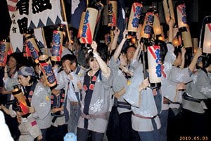 毎年多くの人でにぎわう「浜松まつり」。昼の勇壮なたこ揚げ合戦がよく知られているが、夜は100台以上の御殿屋台を引き回し、その豪華さを競う。ちょうちんを手に練り歩く人びとに、祭りのにぎわいとおはやしの音が聞こえてくるようだ