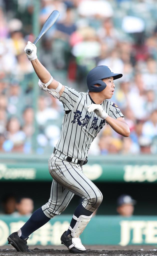 五回表１死二塁、敦賀気比の杉田が右中間適時三塁打を放つ(Ｃ）朝日新聞社