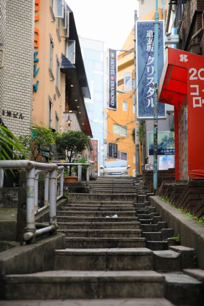 『アフターダーク』に登場するラブホテル「アルファヴィル」のある場所に酷似した渋谷・道玄坂裏の階段。二つの通りをつなぐ抜け道として昼も通行人は多い（撮影／今村拓馬）