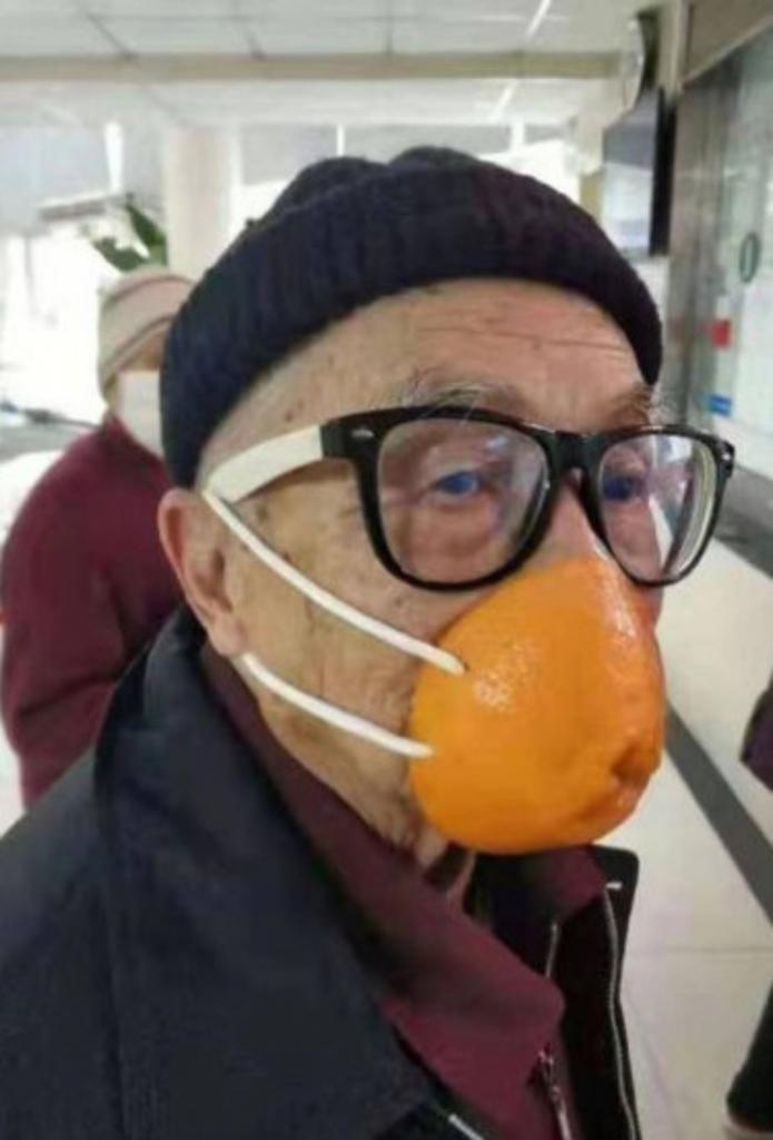 マスク不足からミカンの皮で作ったマスクをする武漢市民（インターネットから）