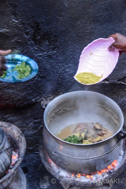 木臼で砕いた香味野菜とマギーを、煮込んだ鶏の鍋に入れ、塩で味を整えれば、鶏の煮込みの完成。　マリ・モプチ　2014年/Mopti,Mali 2014