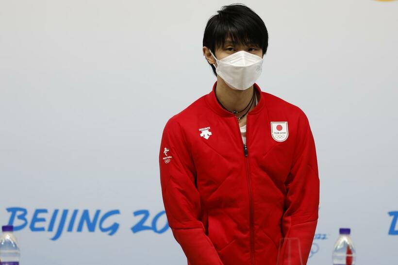 会見する羽生結弦選手（ｇｅｔｔｙｉｍａｇｅｓ）