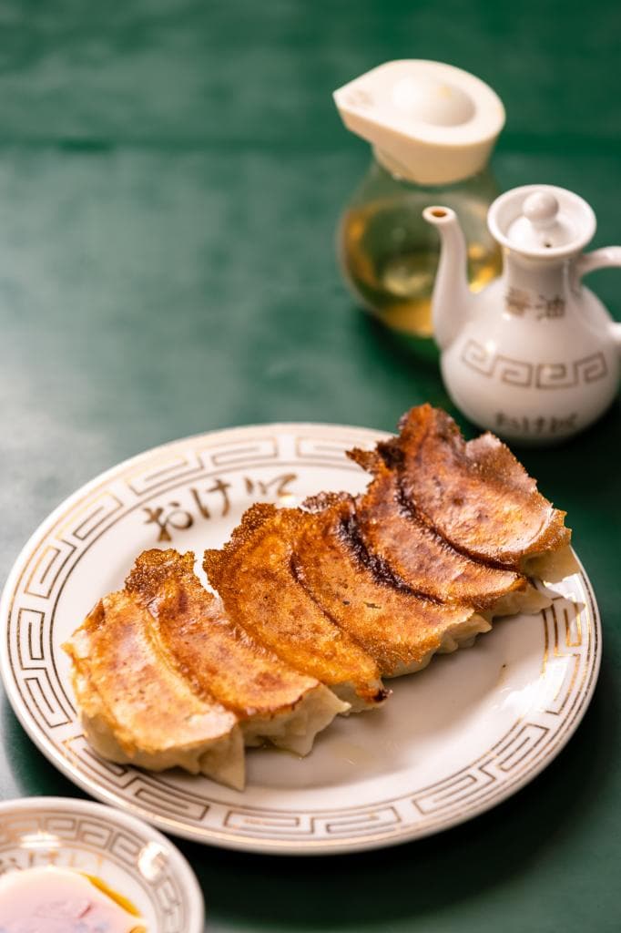 餃子の店 おけ以（東京都千代田区）では、ほとんどの客が餃子（600円）を注文。白菜たっぷりでにんにく不使用。究極の「パリッじゅわ～」が楽しめる（撮影：魚住貴弘）