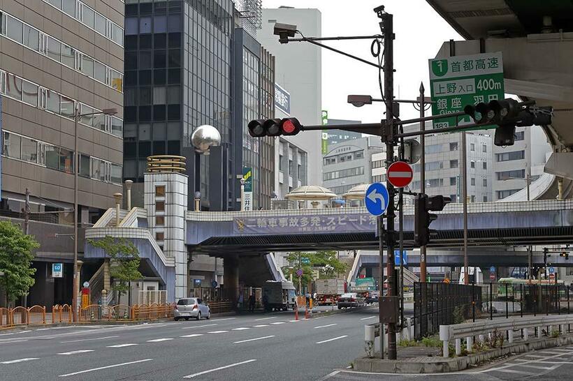 定点は高架道路と歩道橋に挟まれた自動車道路の真ん中に位置するため、撮影することは困難だった。常陽銀行の建物にかつての面影を視認できた（撮影／諸河久：2019年7月13日）