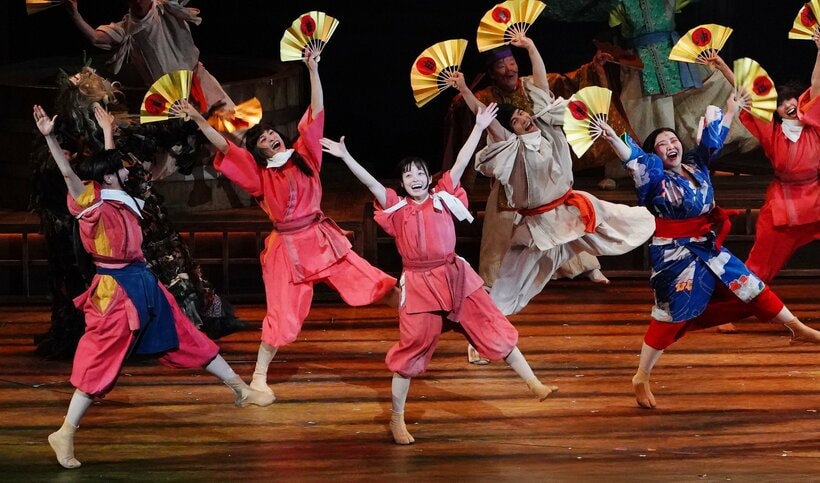 8月17日まで中国・上海文化広場で上演されている舞台「Spirited　Away（千と千尋の神隠し）」から。中央が橋本環奈演じる、破天荒で強さを感じさせるという千尋