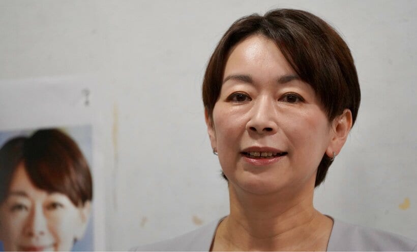 会見する山尾氏