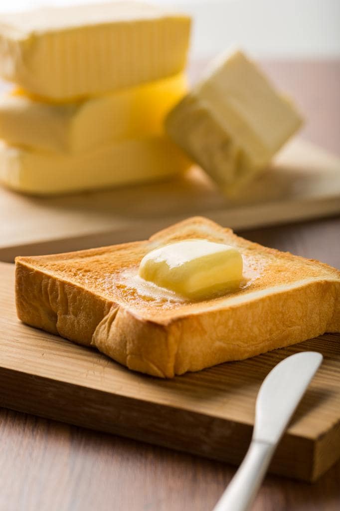 トーストの上で、バターがドロ～ン＆ジュンワ～と溶けるのを待つ至福の瞬間。思い切ってたっぷりのせれば、一気に贅沢な気分に（撮影／写真部・小黒冴夏）
