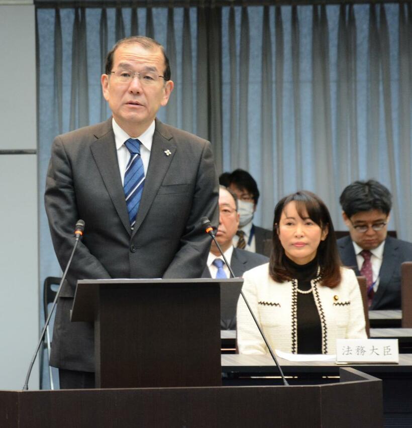 稲田伸夫・検事総長（左）と森雅子法相（Ｃ）朝日新聞社　　