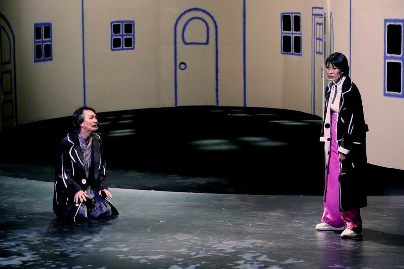 松たか子（右）、長塚圭史（撮影： 細野晋司）新国立劇場『イヌビ ト～犬人～』2020年 ８ 月