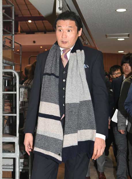 九州場所の福岡国際センターに入る貴乃花親方　（ｃ）朝日新聞社