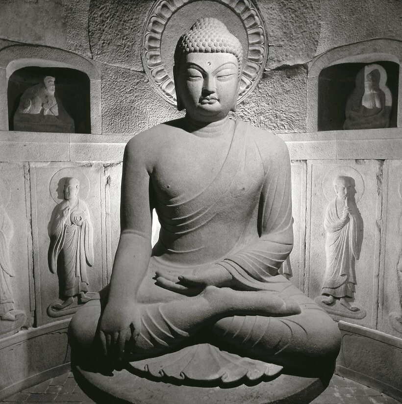 石窟庵は、1995年ユネスコ世界文化遺産に登録。本尊仏の周囲の壁面にも様々な仏像が彫刻されている　photo 韓国国家遺産庁