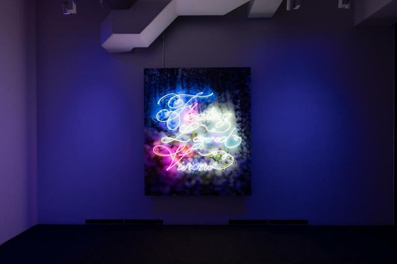 東京の展示のために制作したネオン作品。「Ｆｌｏａｔｉｎｇ」「Ｌａｙｅｒｅｄ」「Ｖｉｓｉｏｎｓ」という新たなキーワードがある（ｃ）ｍｉｋａ　ｎｉｎａｇａｗａ，　Ｃｏｕｒｔｅｓｙ　ｏｆ　Ｔｏｍｉｏ　Ｋｏｙａｍａ　Ｇａｌｌｅｒｙ