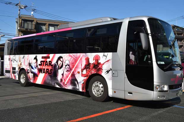 二子玉川エリアを走るラッピングバス（C）＆（TM）LucasfilmLtd.