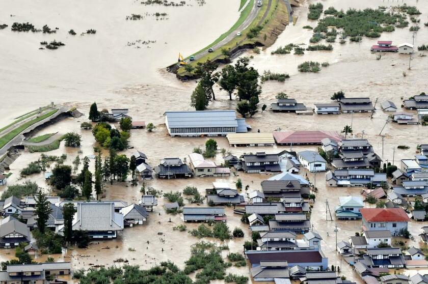 千曲川の堤防が決壊し、浸水する周辺の住宅=10月13日、長野市 (c)朝日新聞社