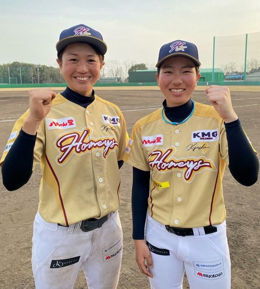 九州ハニーズを立ち上げた川端友紀さん（左）とチームメートの田嶌羽咲さん。全力プレーで女子野球の発展に挑み続ける（写真：九州ハニーズ提供）