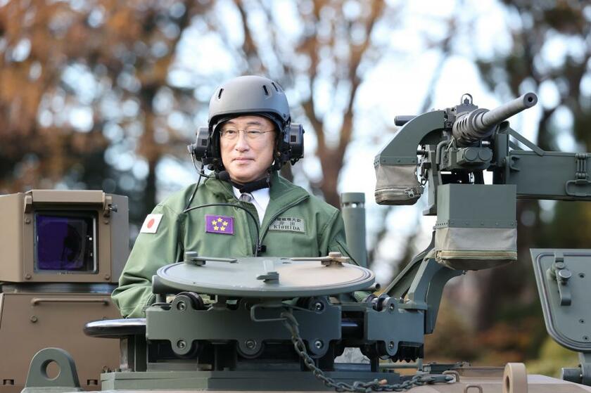 部隊視察で10式戦車に乗車する岸田文雄首相