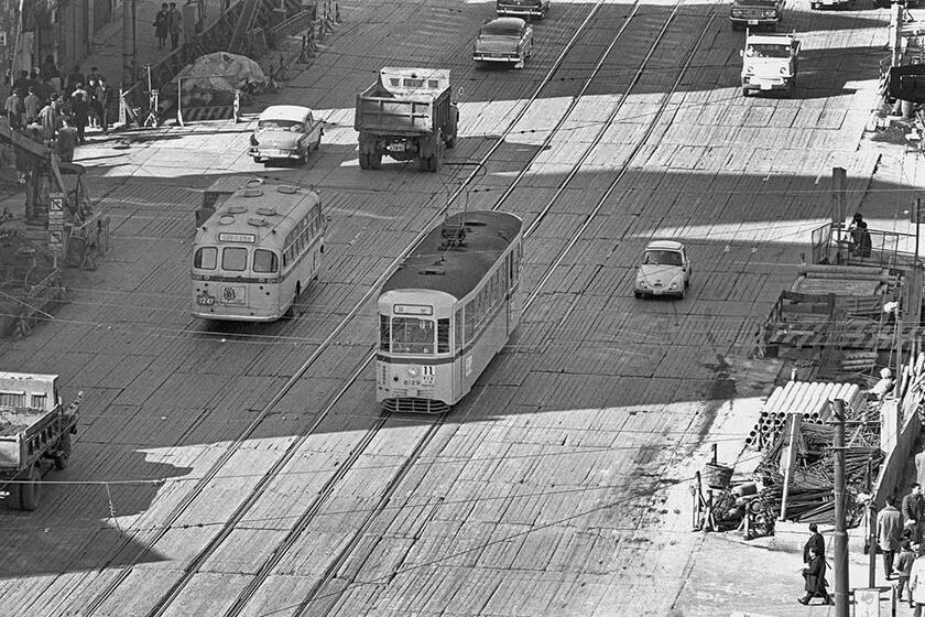 板っぱり道路と揶揄された晴海通りを走る11系統築地行きの都電。1964年になると残土搬出櫓も使命を終えて解体されていた。ちなみに、旧景から視認できた最盛期の搬出櫓は13基を数えた。数寄屋橋～銀座四丁目（撮影／諸河久：1964年2月1日）